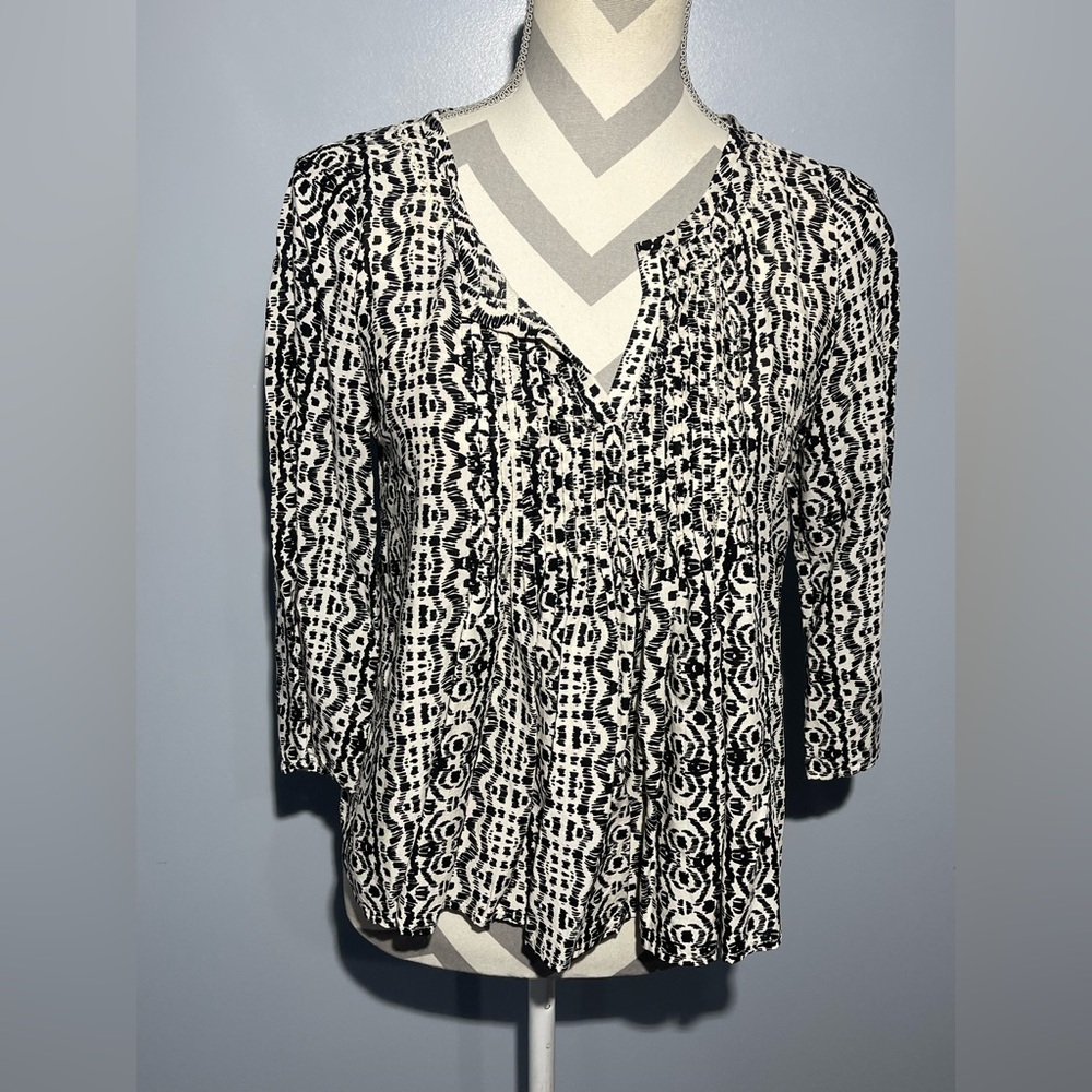Chic Black and White 3/4 Sleeve Buttoned Blouse